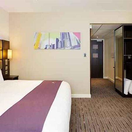 Premier Inn Premier Inn 萨弗伦沃尔登 外观 照片