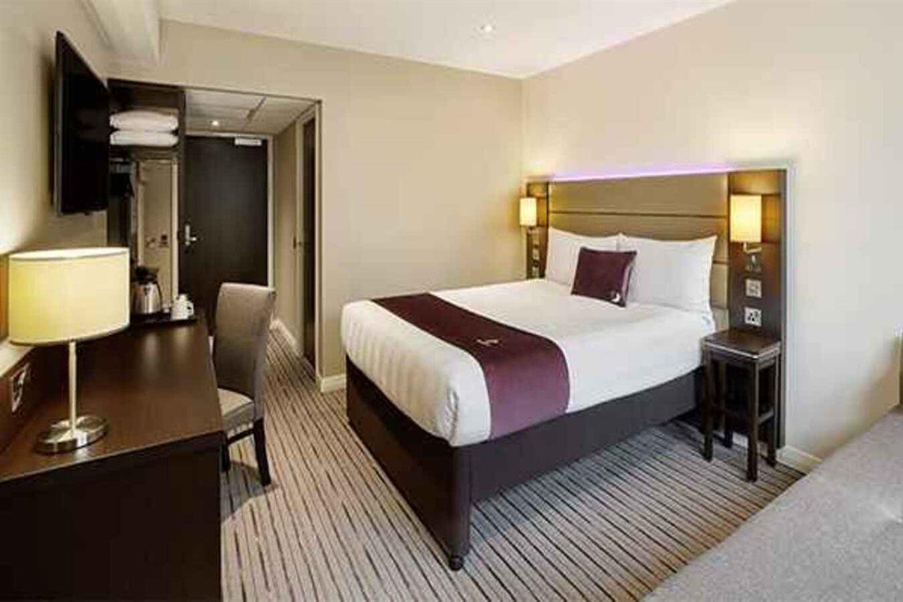 Premier Inn Premier Inn 萨弗伦沃尔登 外观 照片