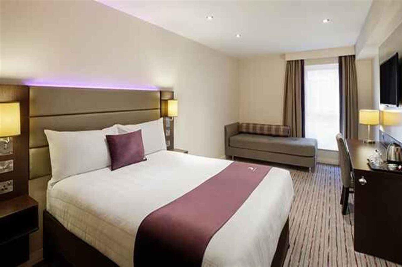 Premier Inn Premier Inn 萨弗伦沃尔登 外观 照片
