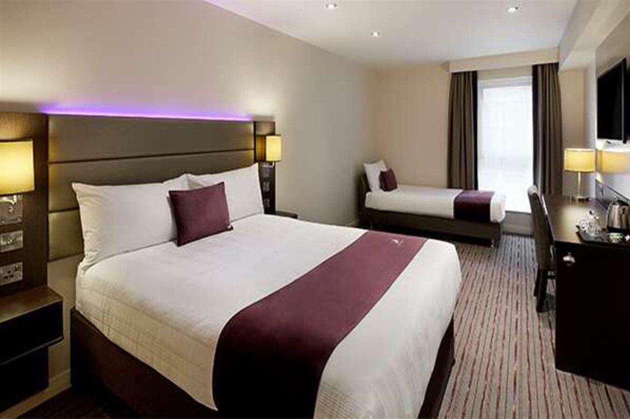 Premier Inn Premier Inn 萨弗伦沃尔登 外观 照片