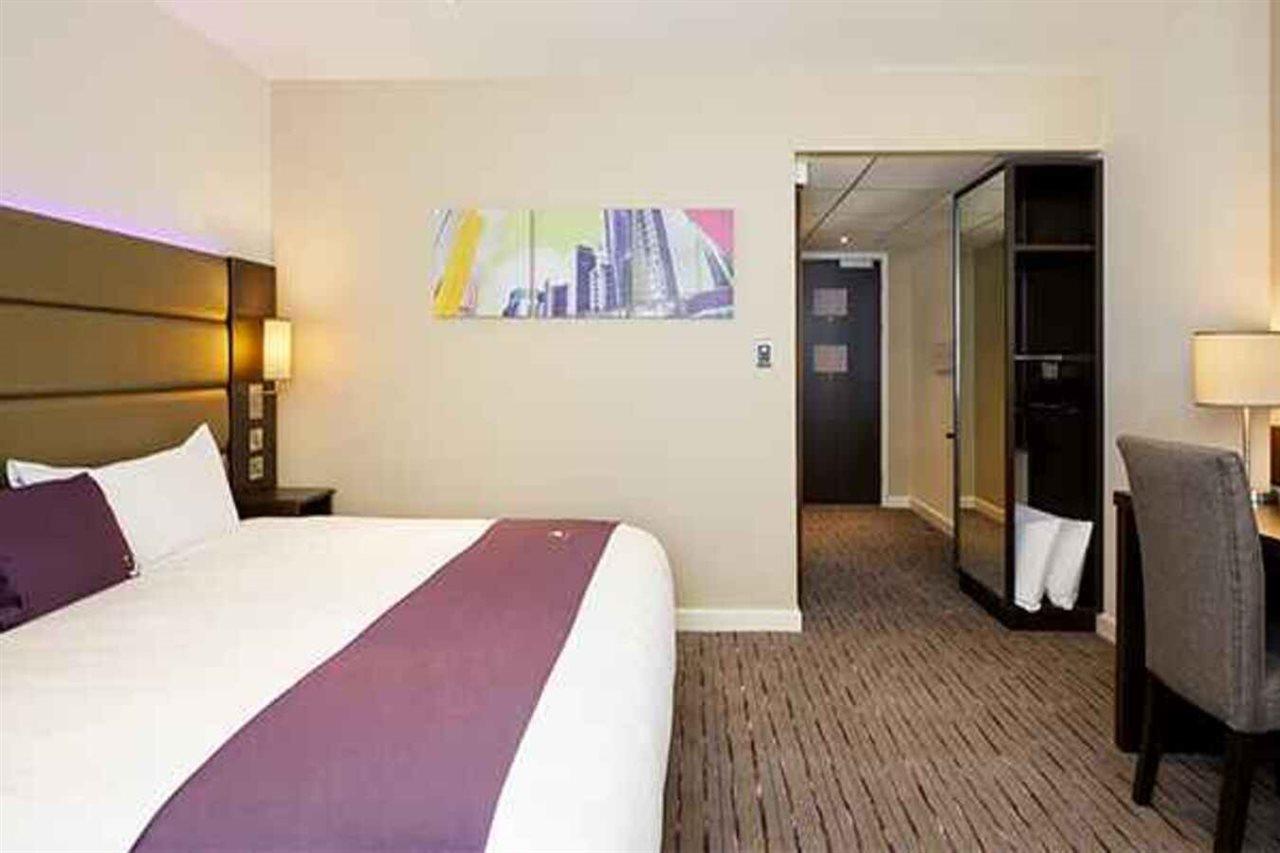 Premier Inn Premier Inn 萨弗伦沃尔登 外观 照片